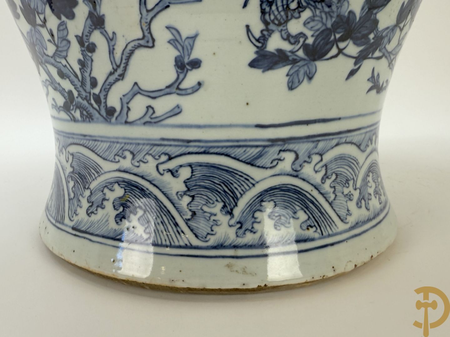 Paar Chinese blauw/witte porseleinen dekselvazen gedecoreerd met draken en bloemenmotieven, als lampadaire omgebouwd