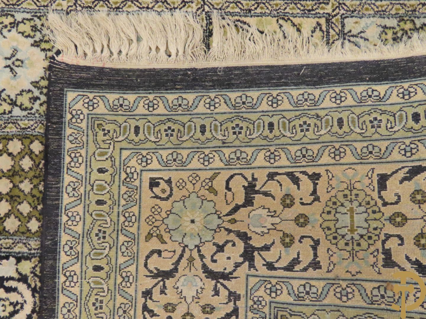 Oosters handgeknoopt tapijt zijde op katoen met patronen