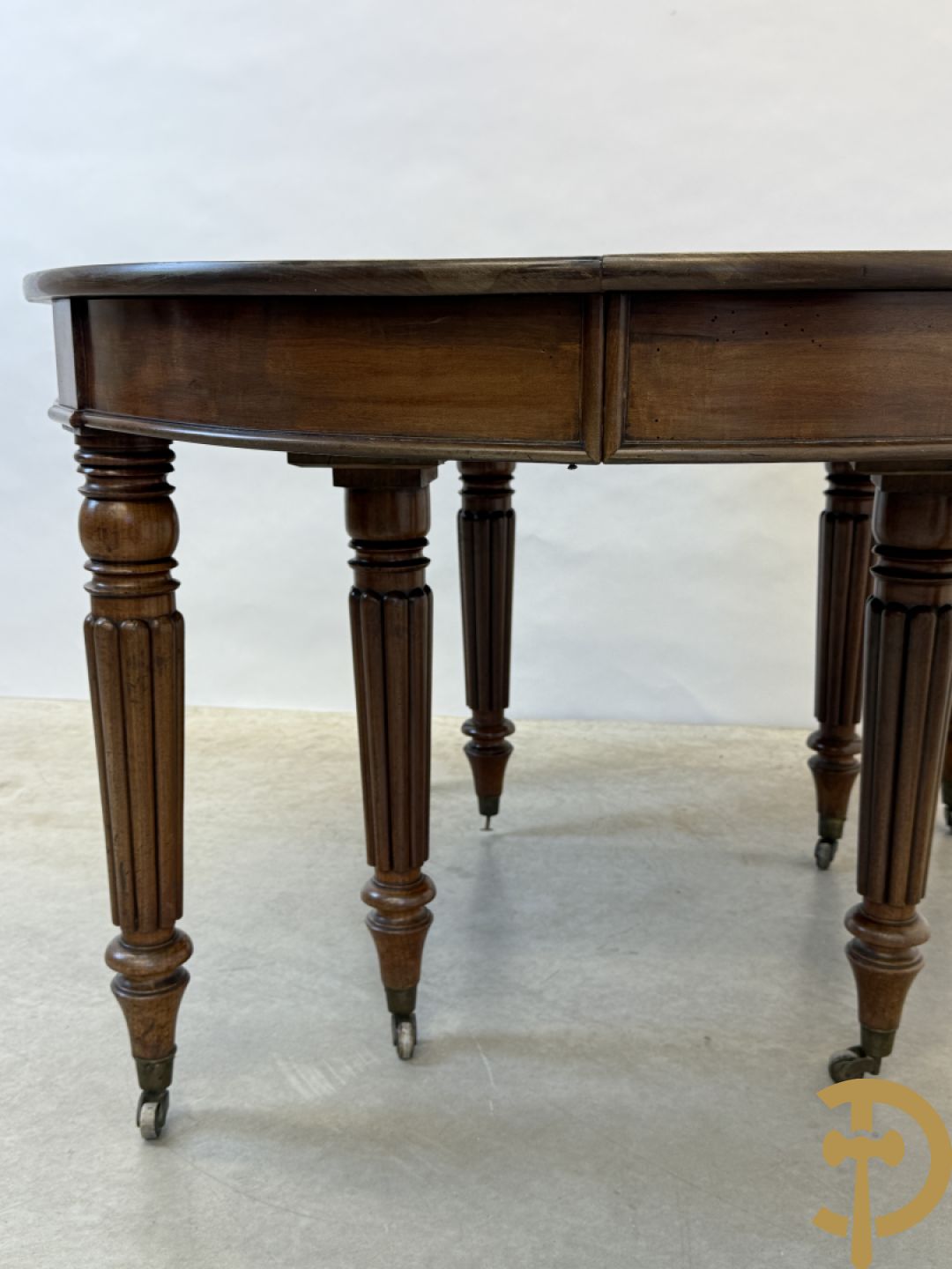 Mahoniehouten uittrekbare coulissetafel op 8 poten (met extra verlengstuk)