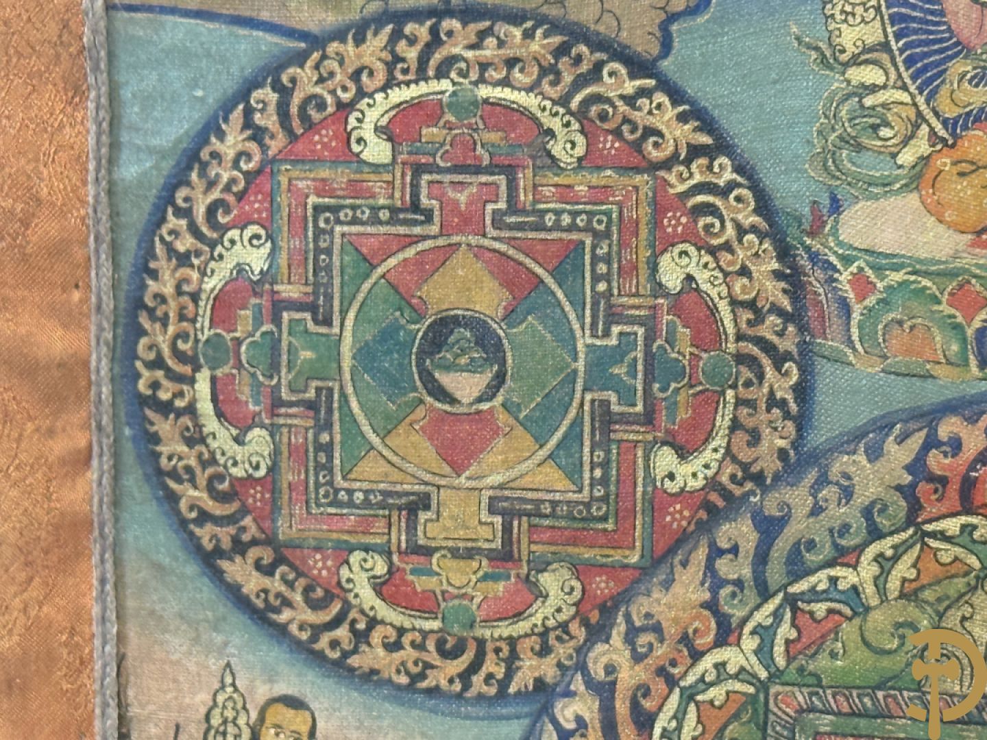 Oude handbeschilderde batic met Boedhistische afbeeldingen ingelijst achter glas