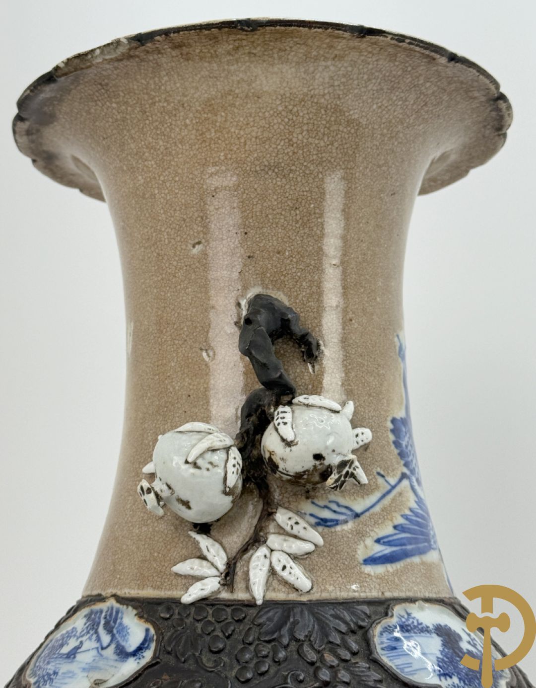 Antieke Chinese Nankin vaas met decor van wijsgeren, onderaan bezet met hert en bovenaan met pioenrozen