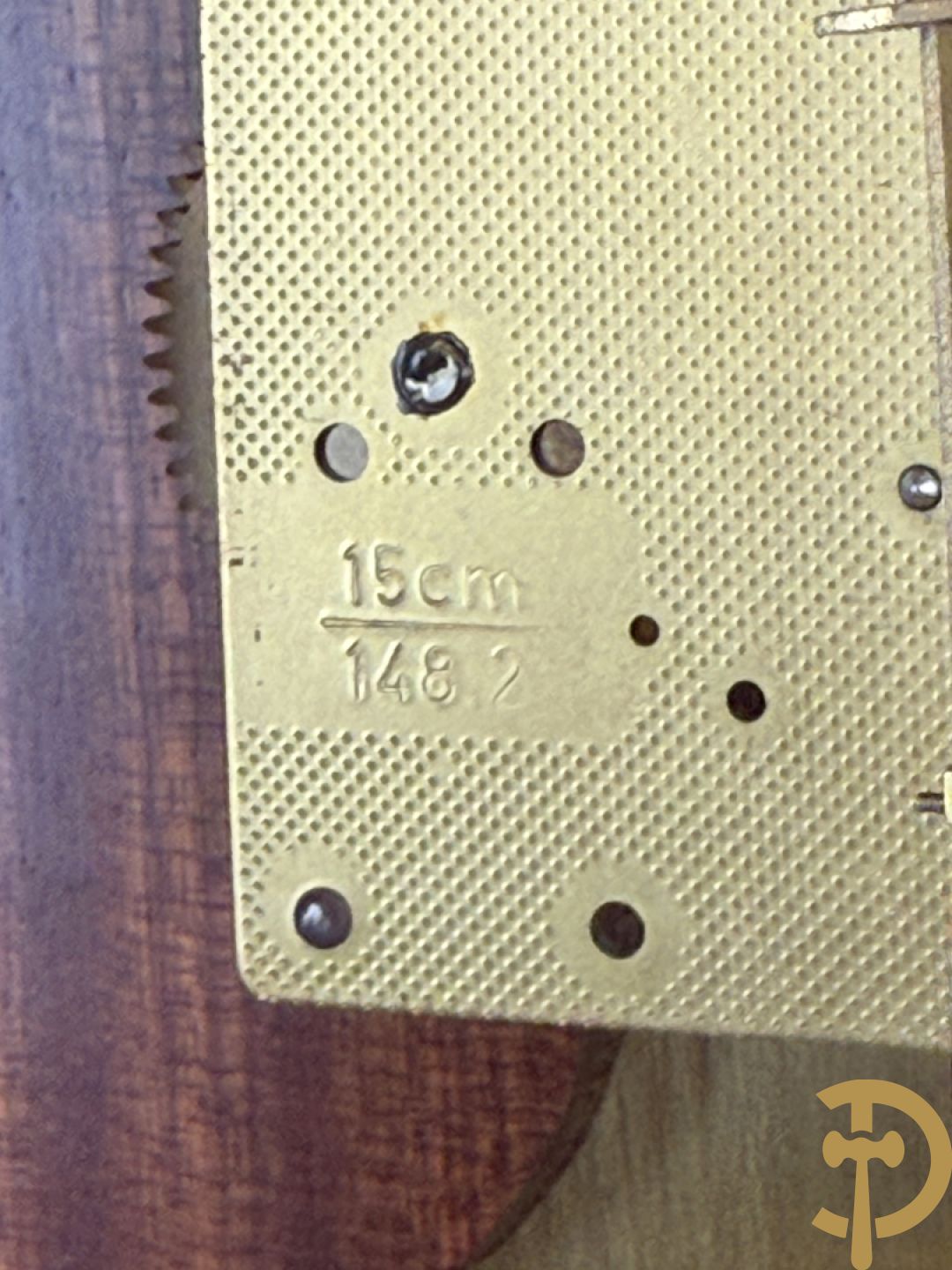 Notelaren pendule met bloemenmarquetterie en bronsbeslag, bovenaan bekroond met bronzen figuur - met bijhorende sokkel in notelaar met bronsbeslag