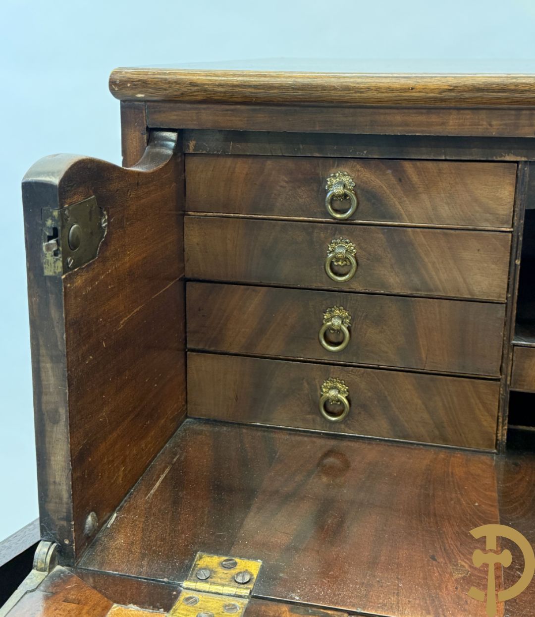 Engelse mahoniehouten tweedeursdresse met ingebouwde secretaire bovenaan