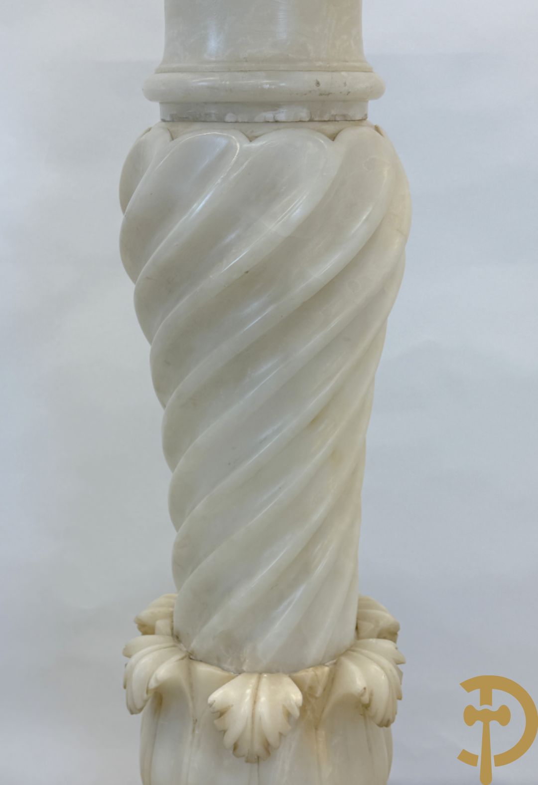 Getorste albast zuil met accanthusranken met draaibare plateau op achthoekige basis