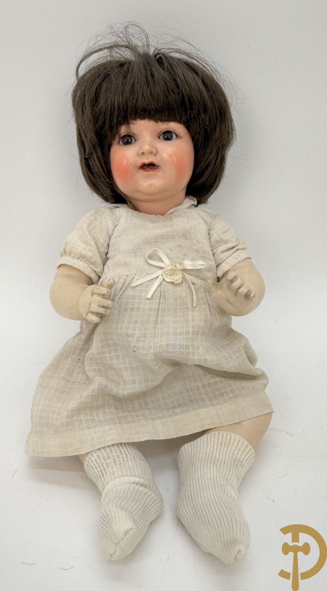 Oude pop met papier maché ledematen, gemerkt K R36/.728 + oude pop met papier maché ledematen en kantelbare oogjes + oude pop in papier maché, gemerkt Unis France 301 + oude pop in papier maché, onleesbaar gemerkt + hedendaagse pop met porseleinen ledematen + losse kleertjes