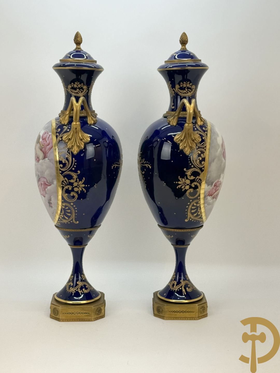 Paar Sèvres stijl vazen met bronzen oren en éénzijdig decor van cupido