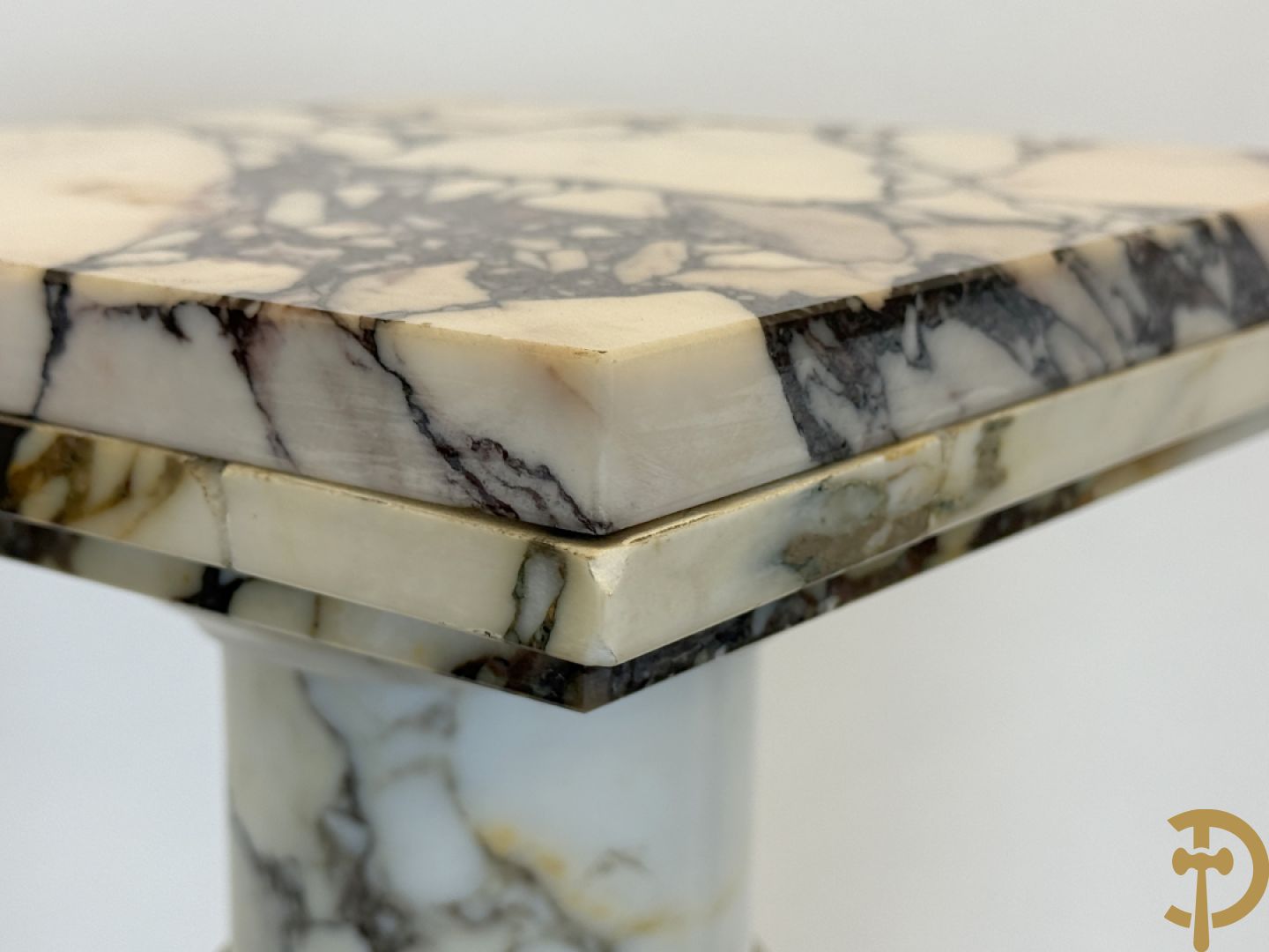 Wit marmeren geaderde kolom met draaiplateau