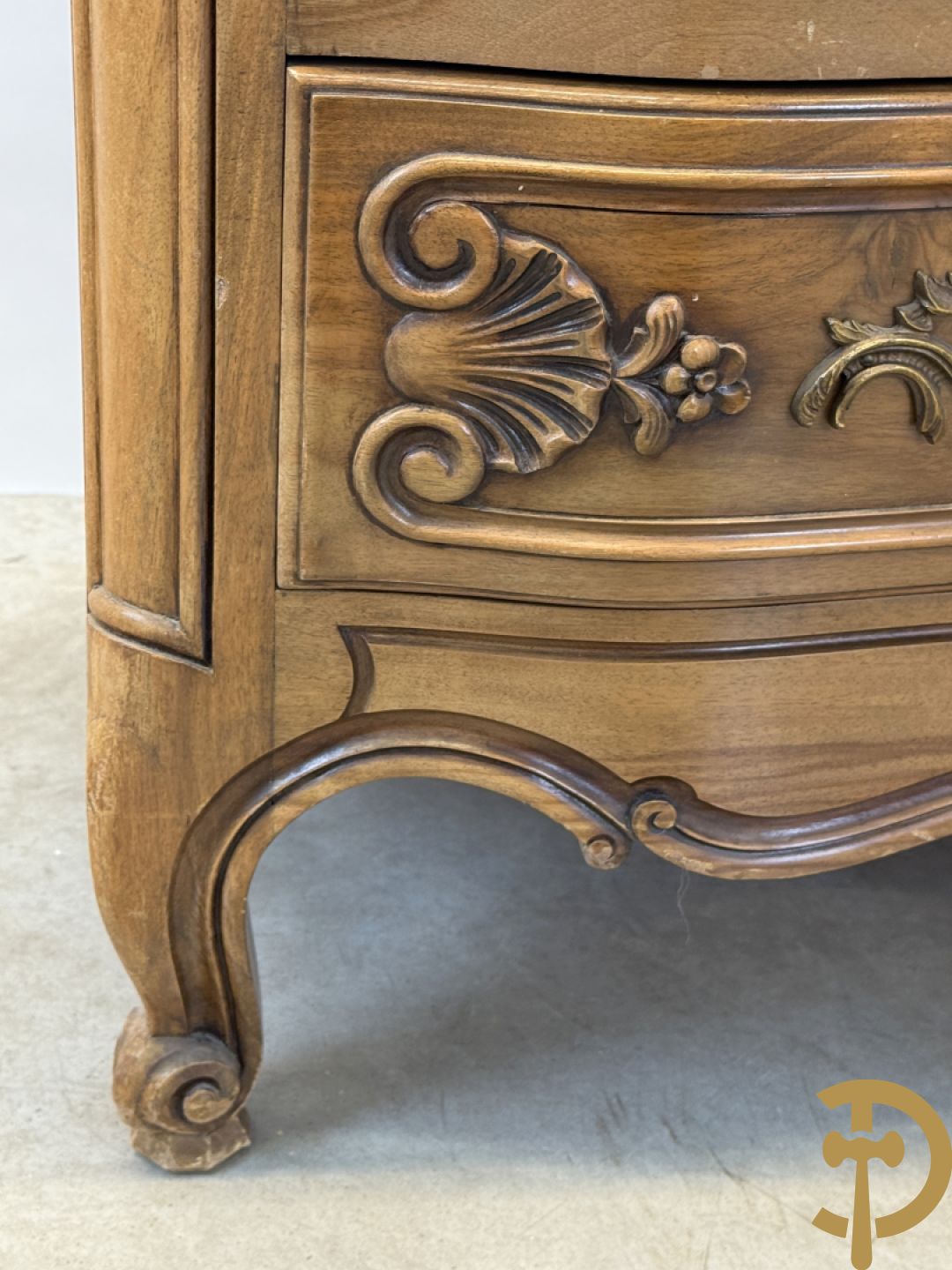 Notelaren drieladencommode met accanthusranken en rocailles, met marmeren blad, op voluutvormige poten