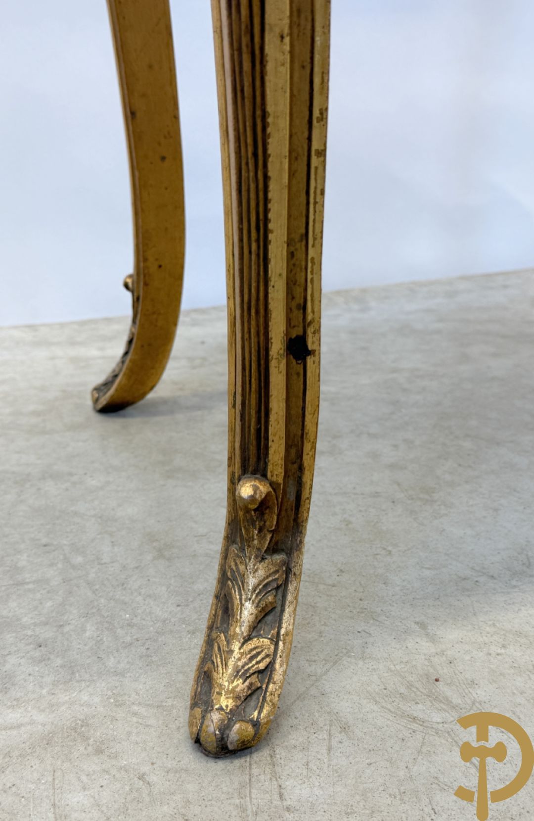 Vergulde bijzettafel met wit marmeren blad op voluutvormige poten, Louis XV stijl