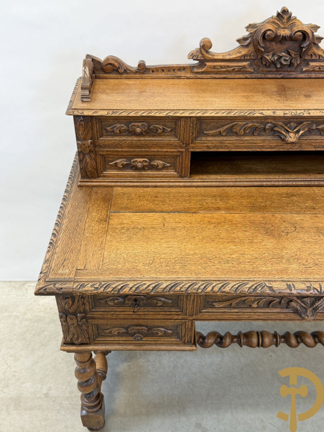 Massief eiken Frans bureel met lades op getorste poten met opstand, 19e