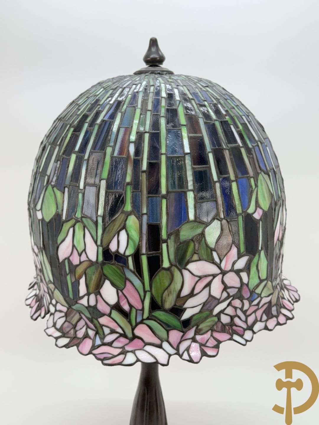 Bronzen tafellampadaire met kap met bloemen, Tiffany stijl