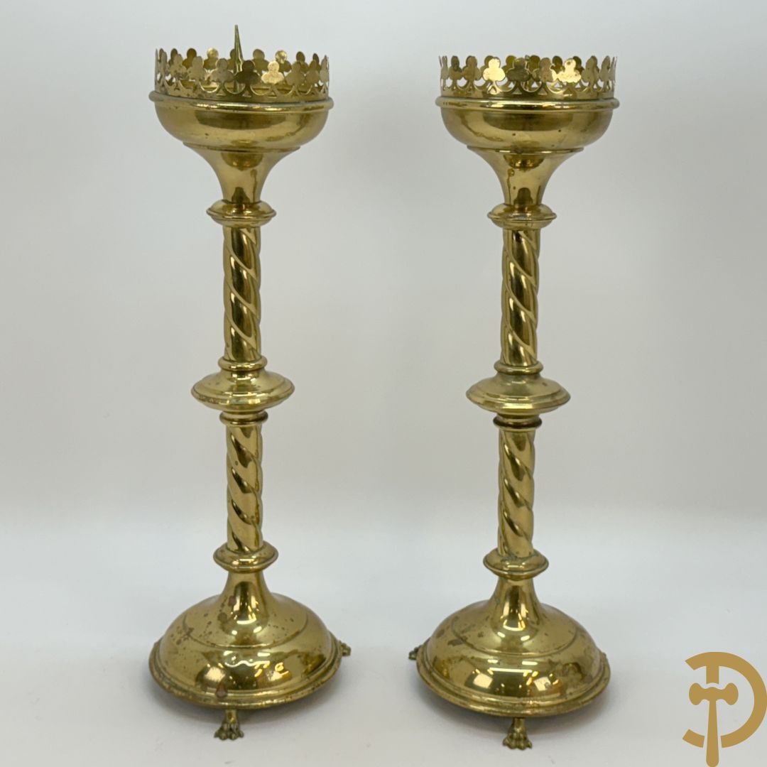 Paar koperen Neo Gotische kandelaars