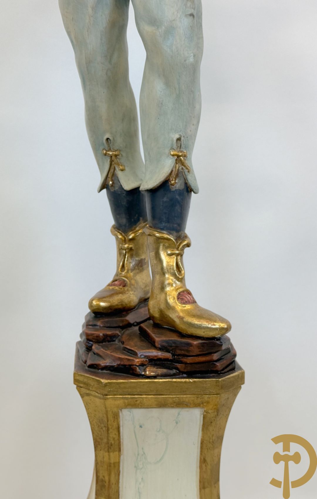 Gepolychromeerde staande moor in Victoriaanse kledij, met opdienschaal, op sokkel - Italiaans