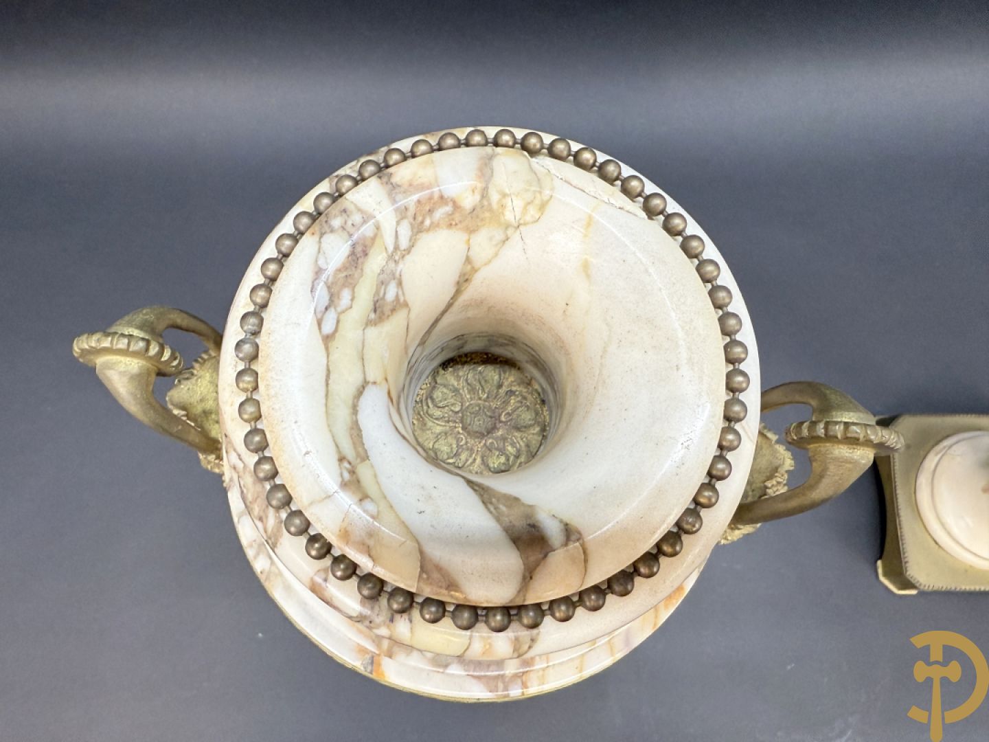 Paar marmeren cassolettes met hermenhoofden en guirlandes