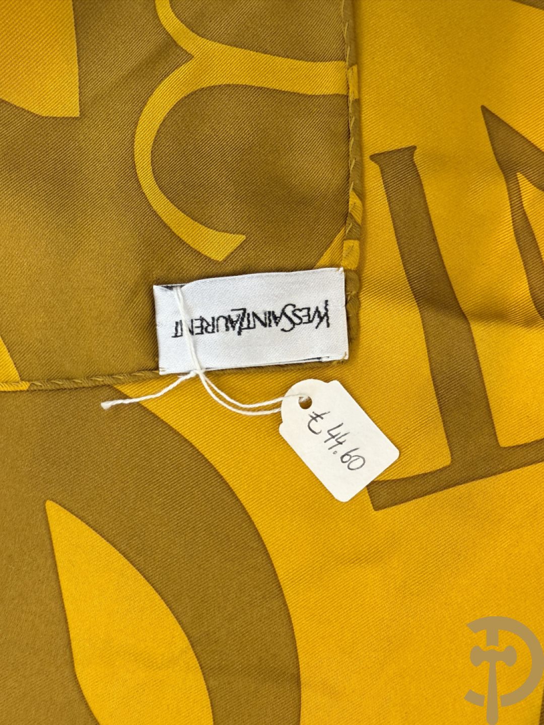 Vier foulards Yves Saint Laurent (nooit gedragen komt uit winkel restant)