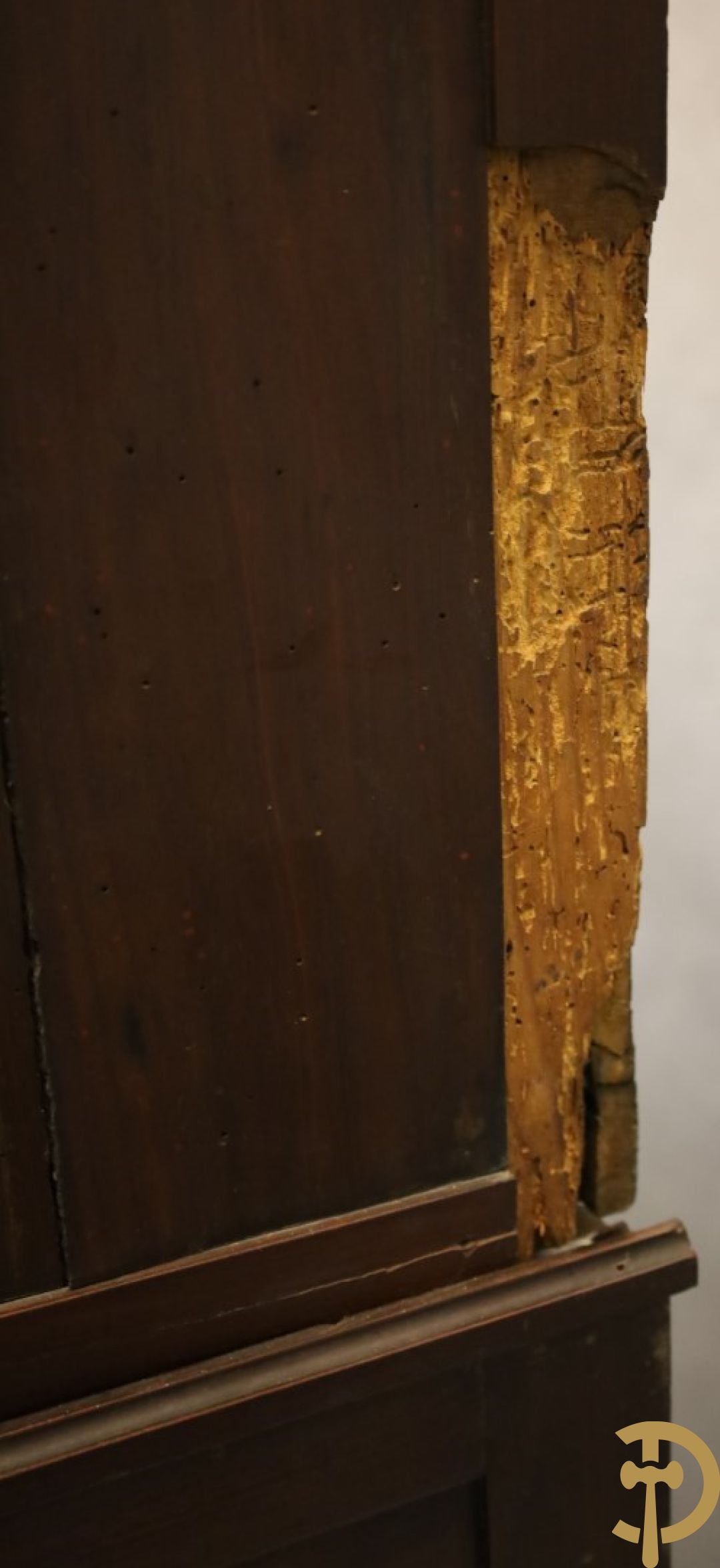 Imposant notelaren cilinderbureau met bovenbouw met ingemaakte lades, cilinderklep en uittrekbaar schrijfblad - drie deuren onderaan - 19e