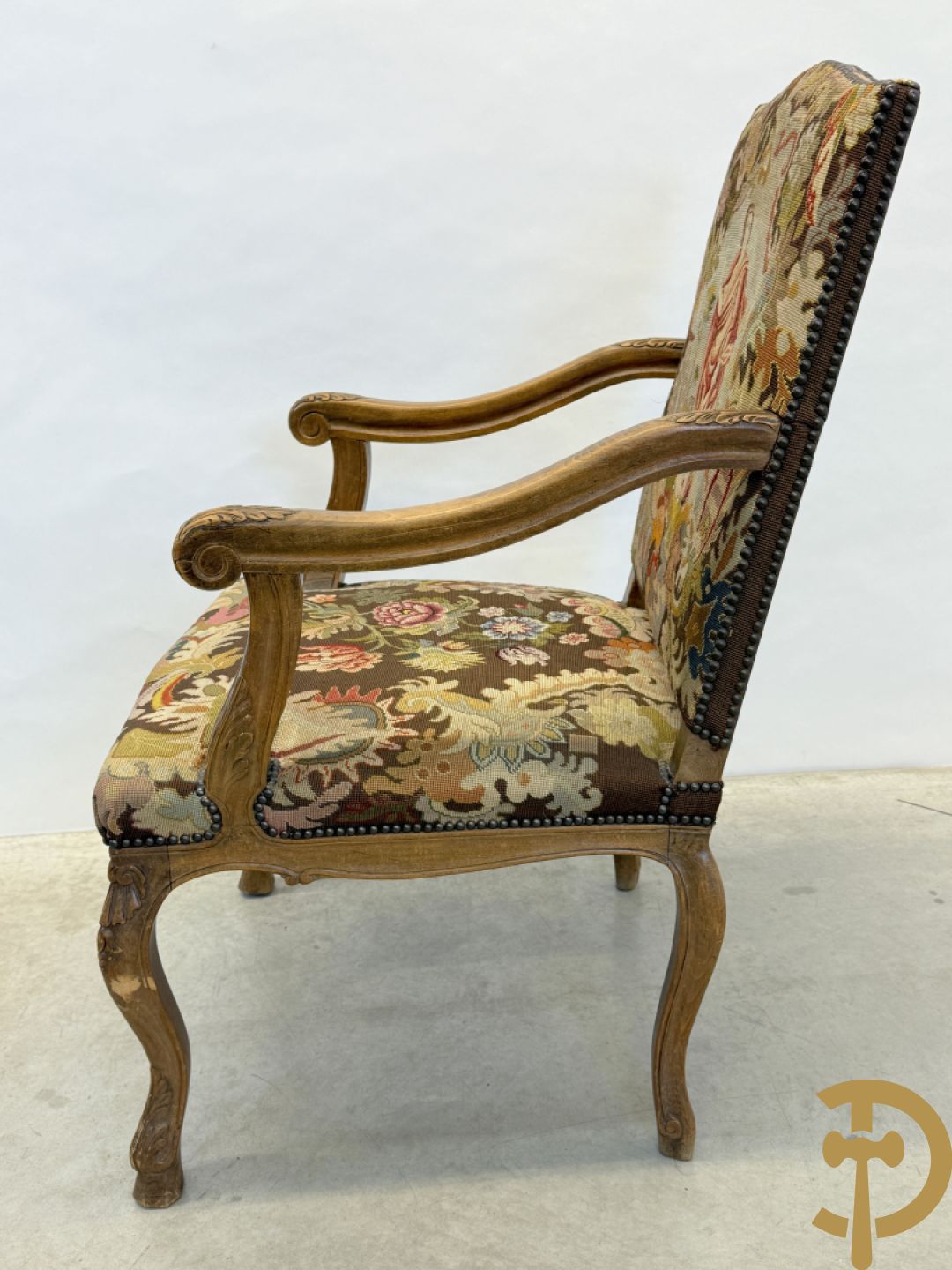 Armzetel Louis XIV met petit points + voetbankje