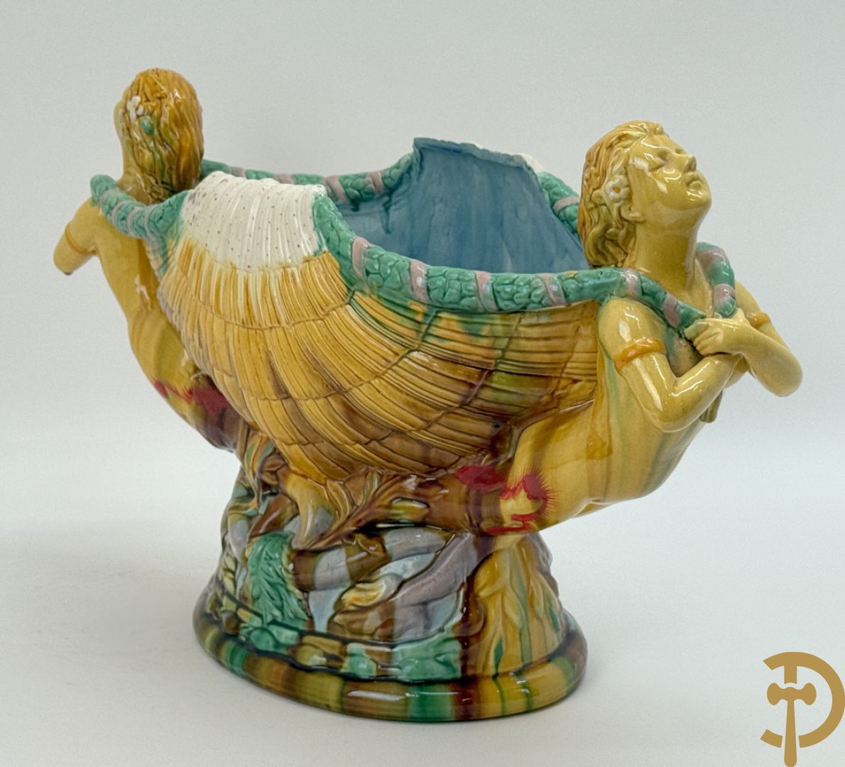 Bloemenjardinière in Majolica met paar dames houdende een schelp