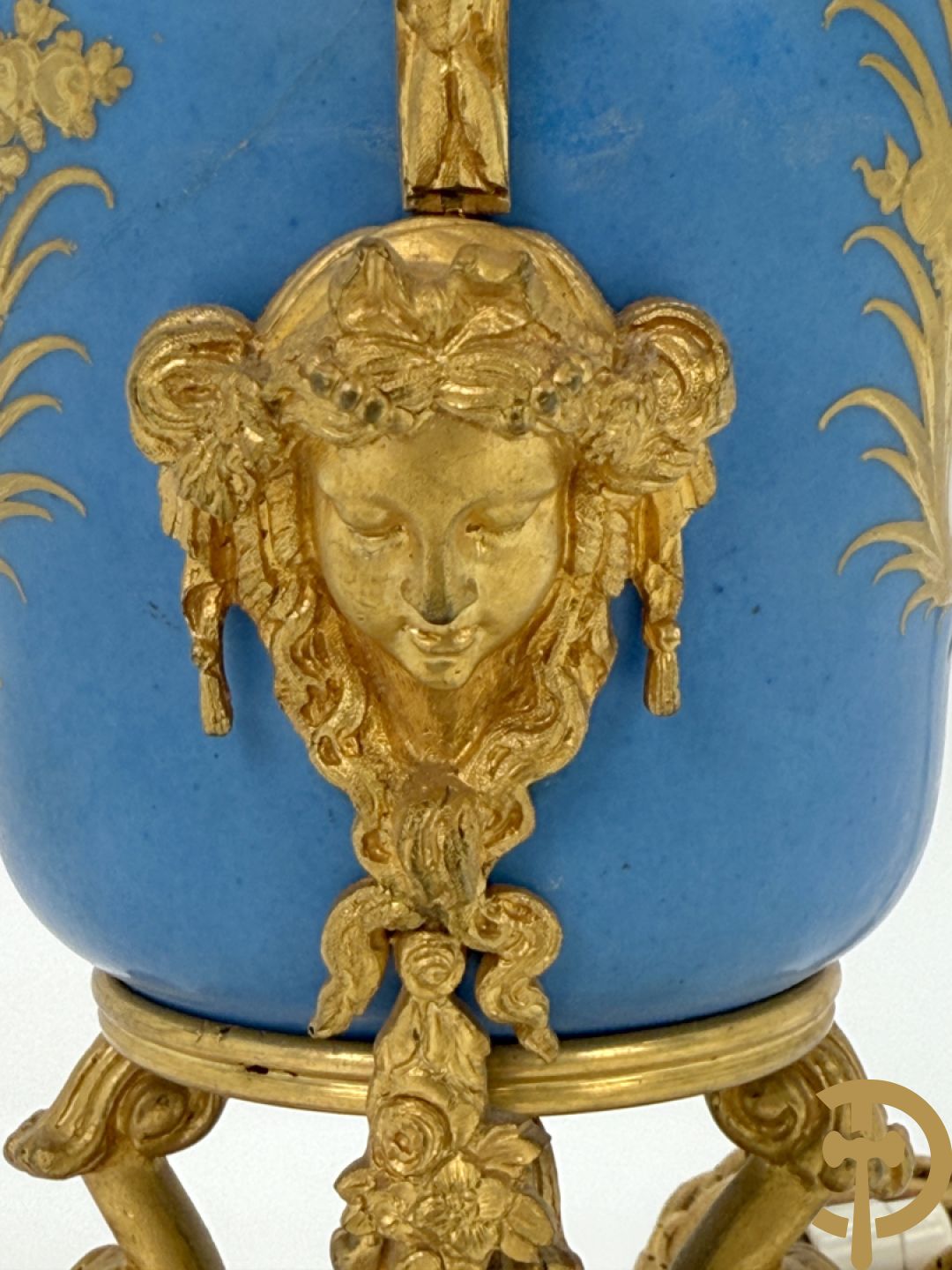 Bronzen lampadaire met accanthusranken en centraal Sèvres coupe gedecoreerd met cupido en bloemendecor