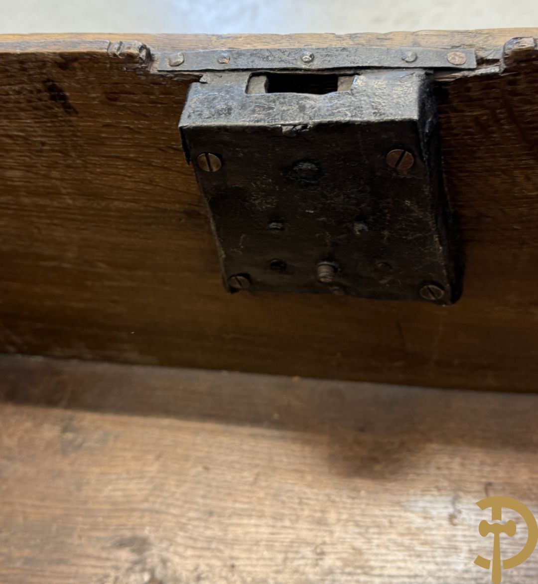 Massief eiken gebogen koffer met ijzeren handvaten en ijzerbeslag
