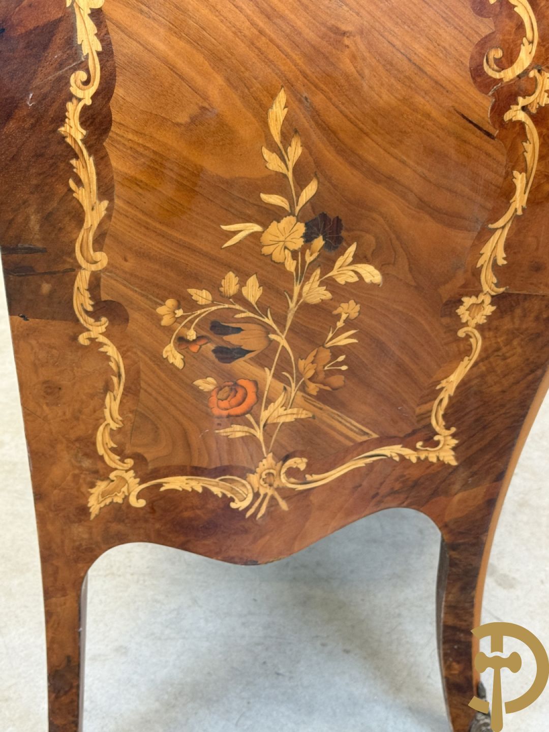 Gegalbeerde notelaren drieladencommode met bloemenmarquetterie