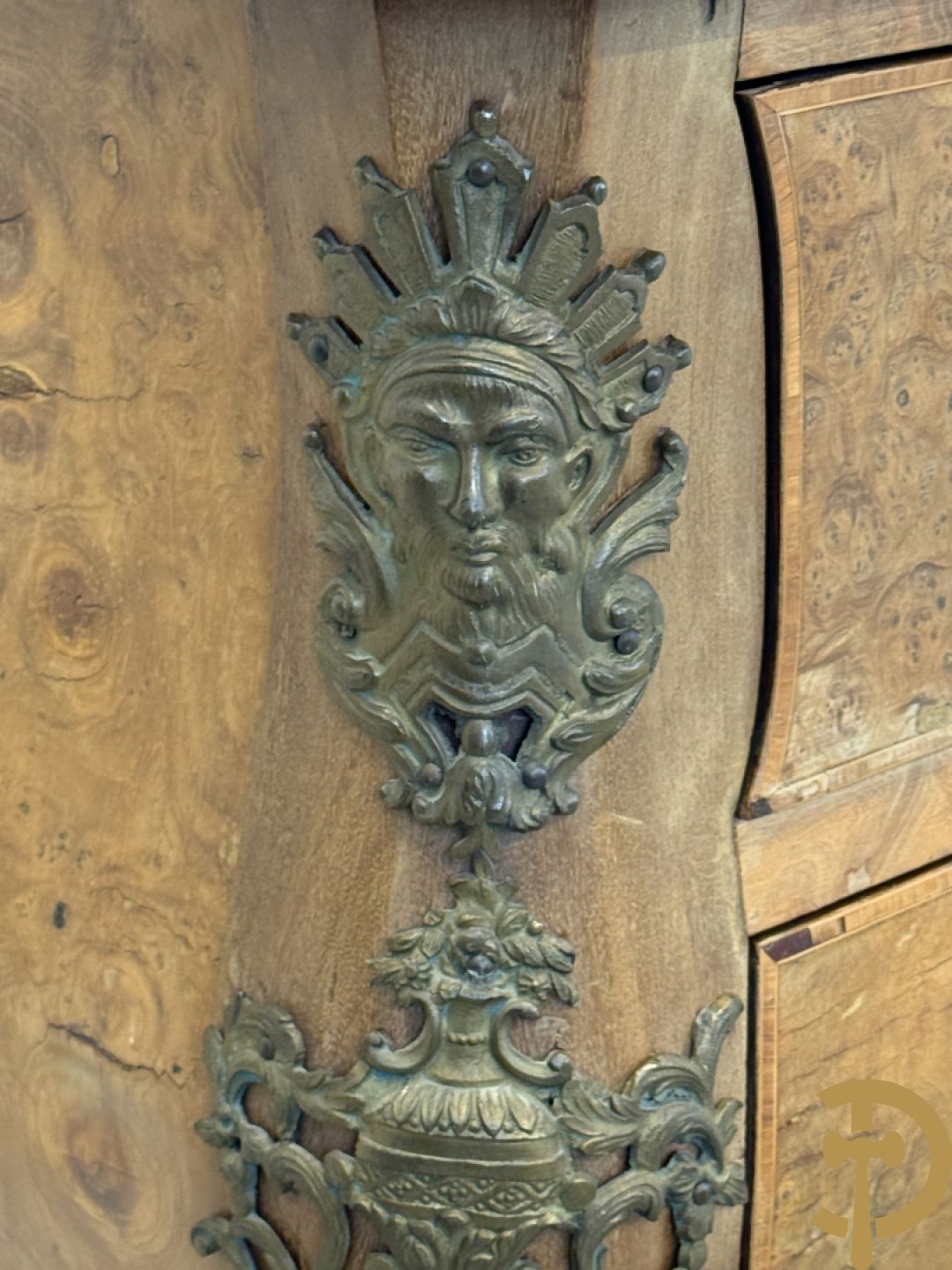 Wortelnotehouten drieladencommode met bronsbeslag van mazarinkoppen en accanthusranken, bovenaan met rood geaderd marmeren blad