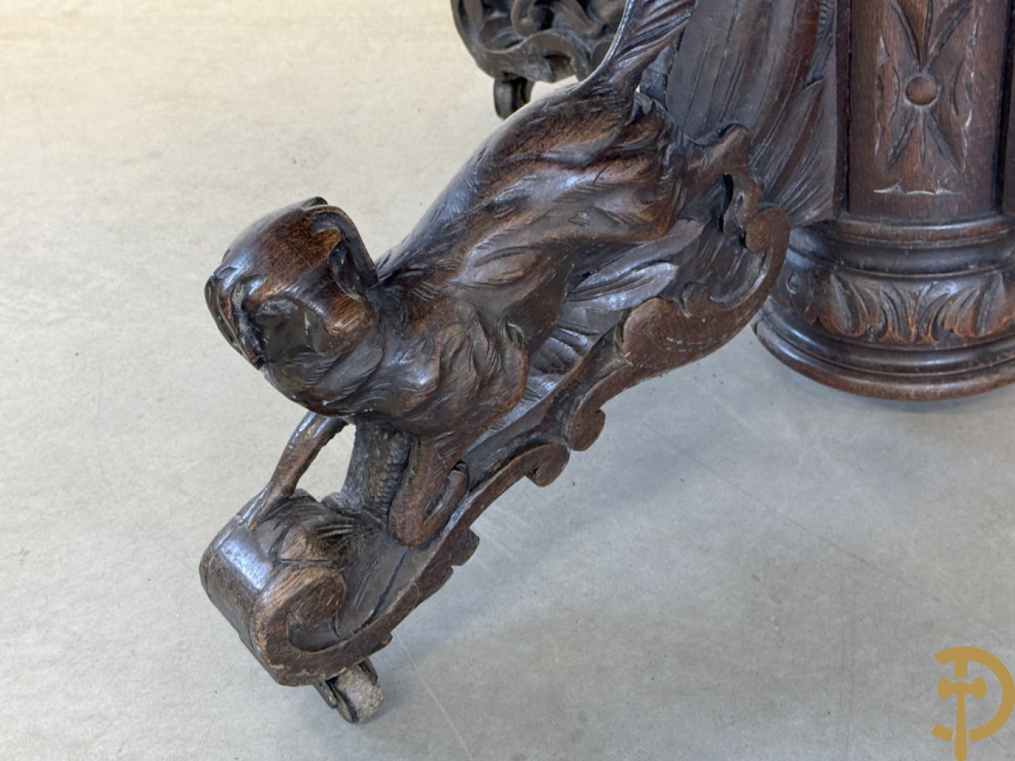 Eiken ovale jachttafel met 4 verschillende dieren + zes stoelen met canage op getorste poten (verschillende modellen)