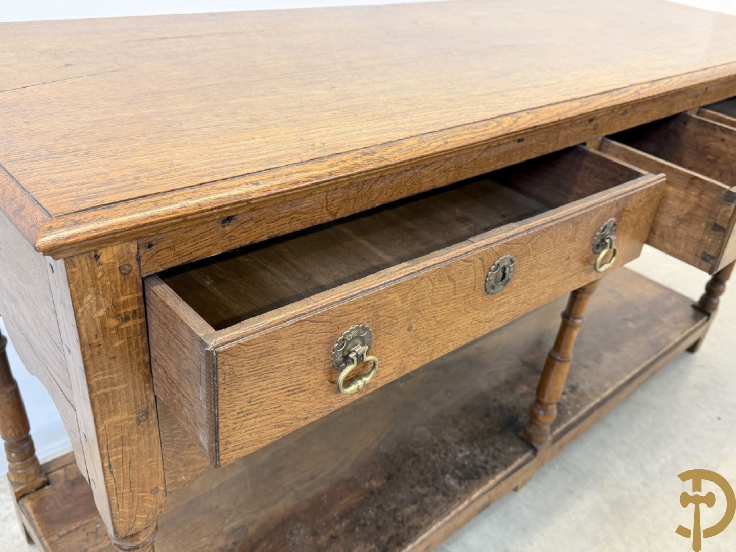 Engelse eiken sideboard met 3 lades op ballustervormige poten