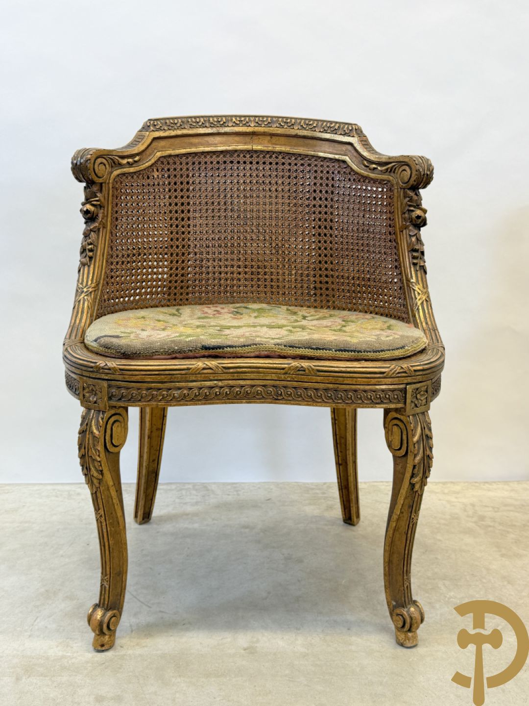 Paar bijzetzetels Louis XVI stijl met bloemenmotieven op voluutvormige poten, dubbel gecanneerd