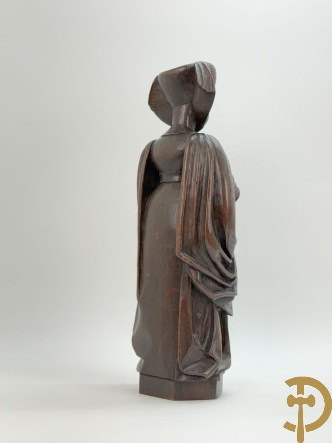 Houtgesculpteerd beeld van dame Pleurans