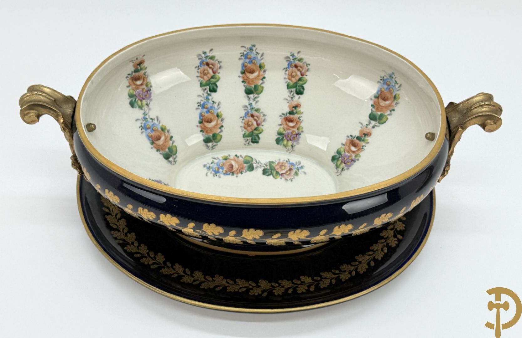 ROULI E. getekend, donkerblauwe Sèvres stijl coupe met deksel op onderschaal en bezet met bronzen ornamenten, gemerkt ACF onderaan