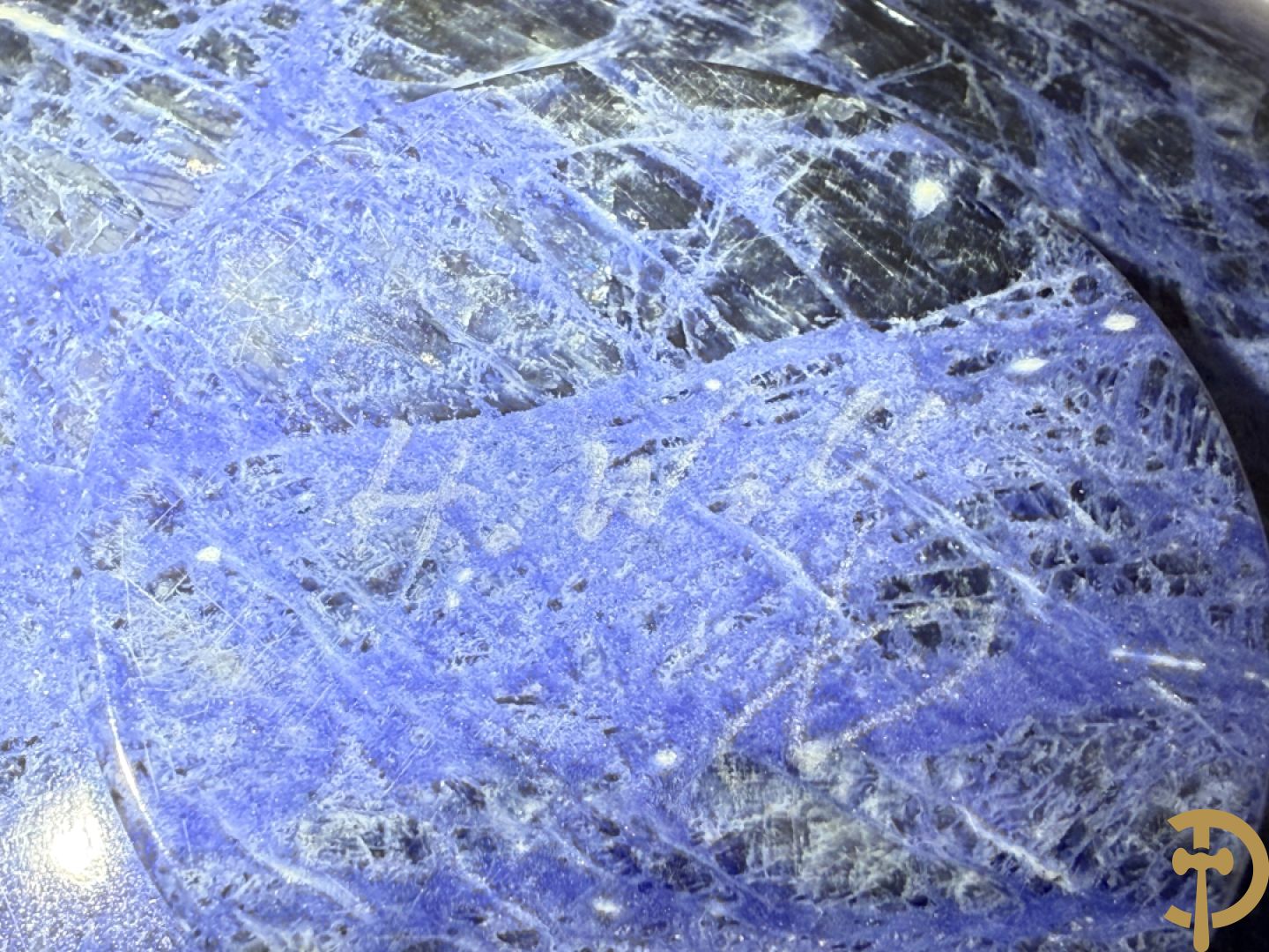 Wolf Helmut (getekend onderaan) Gepolierde schaal/bowl van blauw/wit sodaliet met golvende rand onder getekend WOLF H. (Steinbildhauer, Edelsteingestalter, aus Kirschweiler, Idar-Oberstein),
