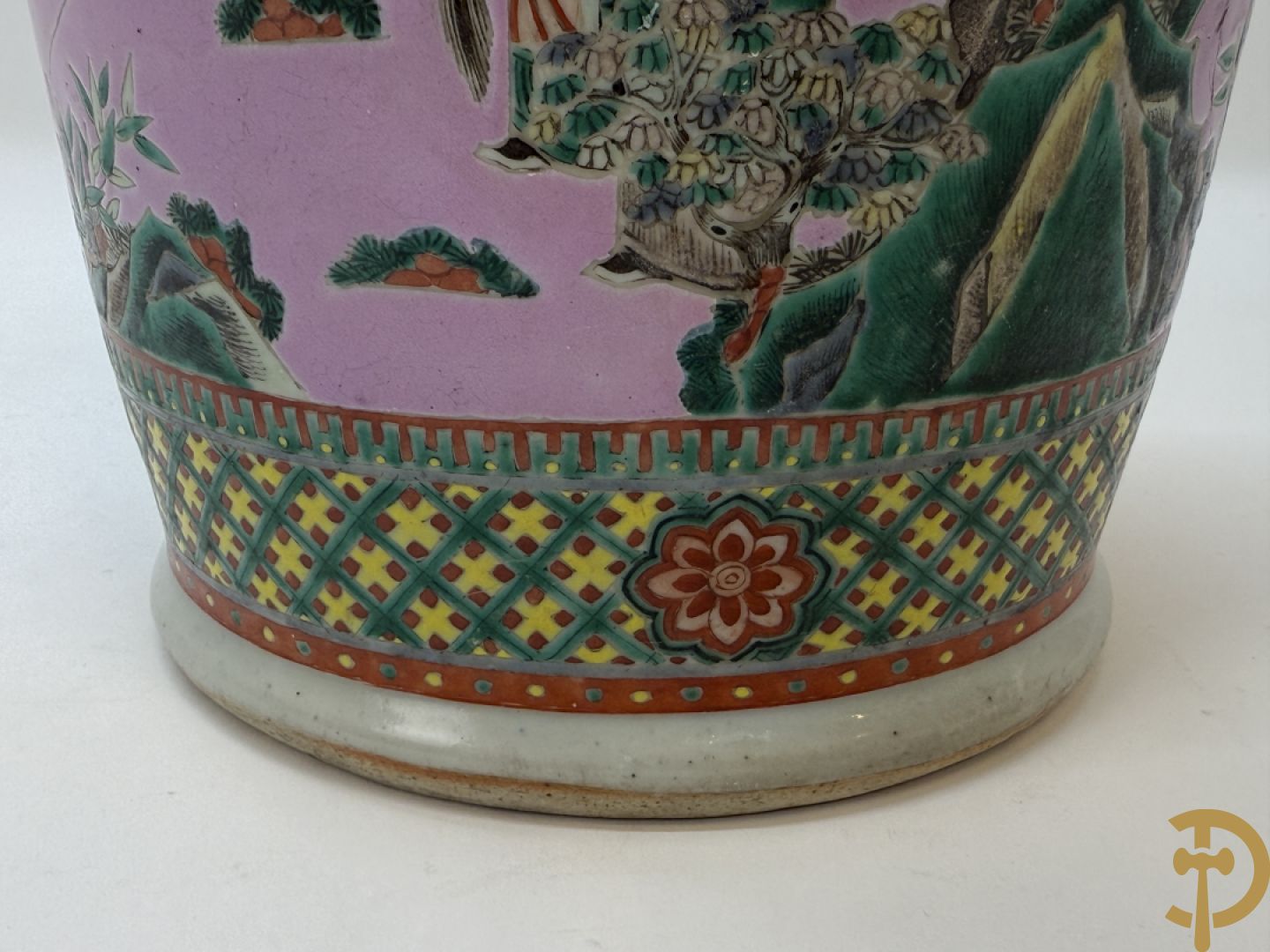 Chinese porseleinen meerkleurige vaas met decor van wijsgeren in landschap