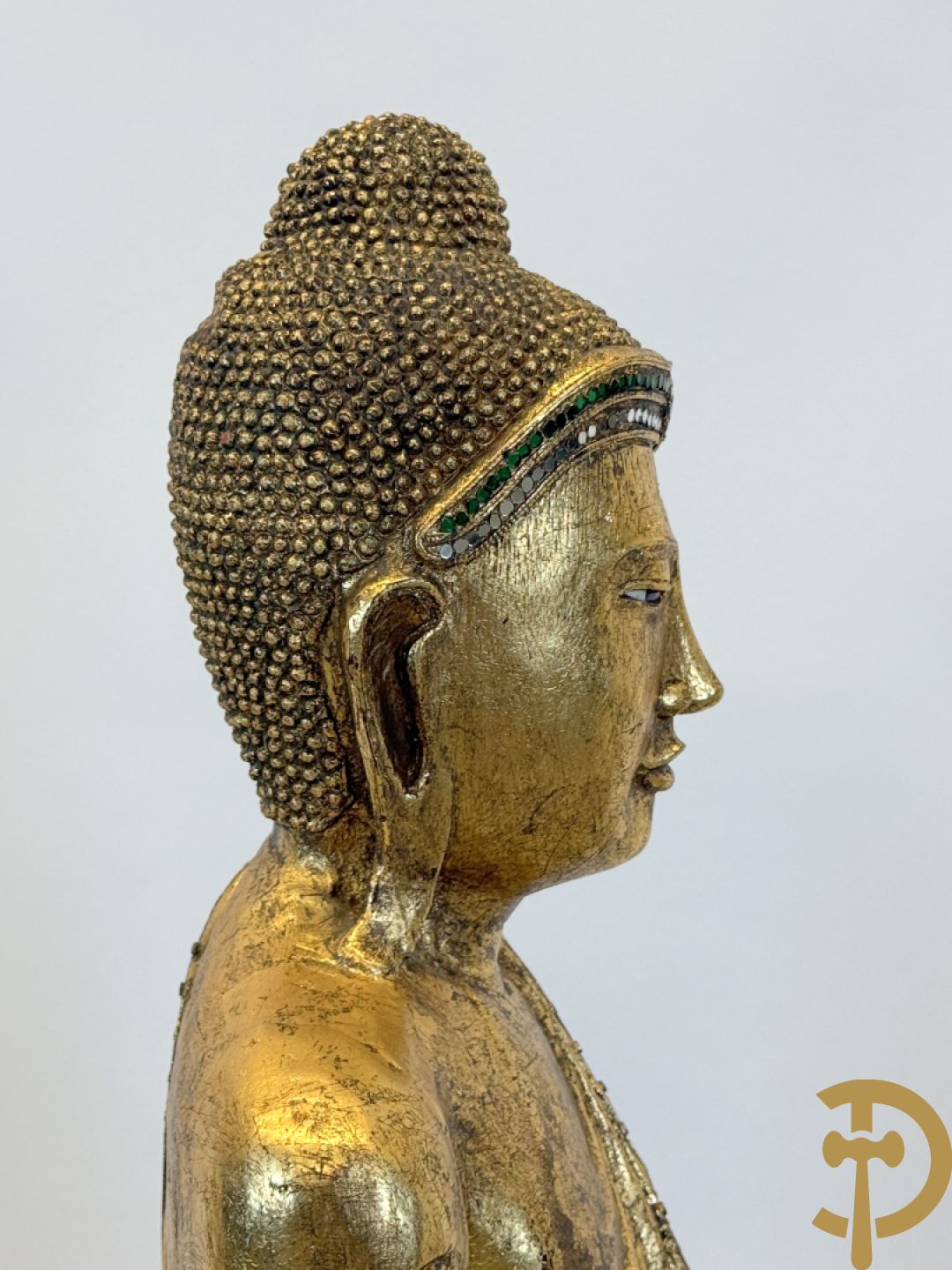 Vergulde houtgesculpteerde staande boedha bezet met spiegeltjes, op sokkel