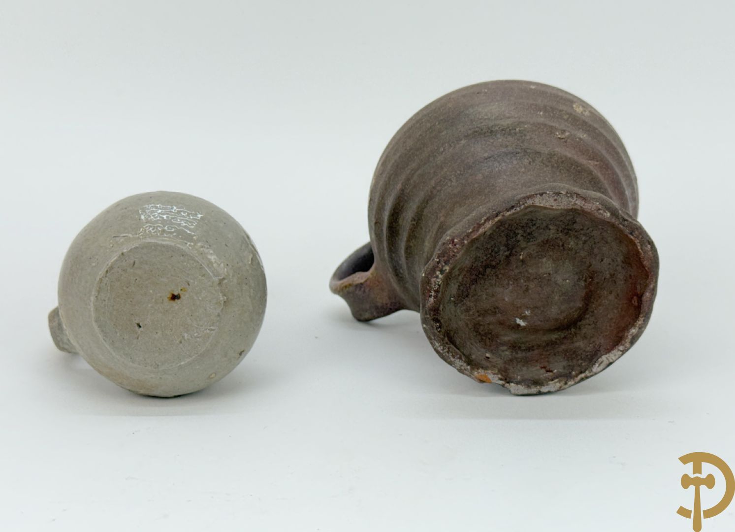 Vijf aardewerken Raeren kruiken + schaaltje