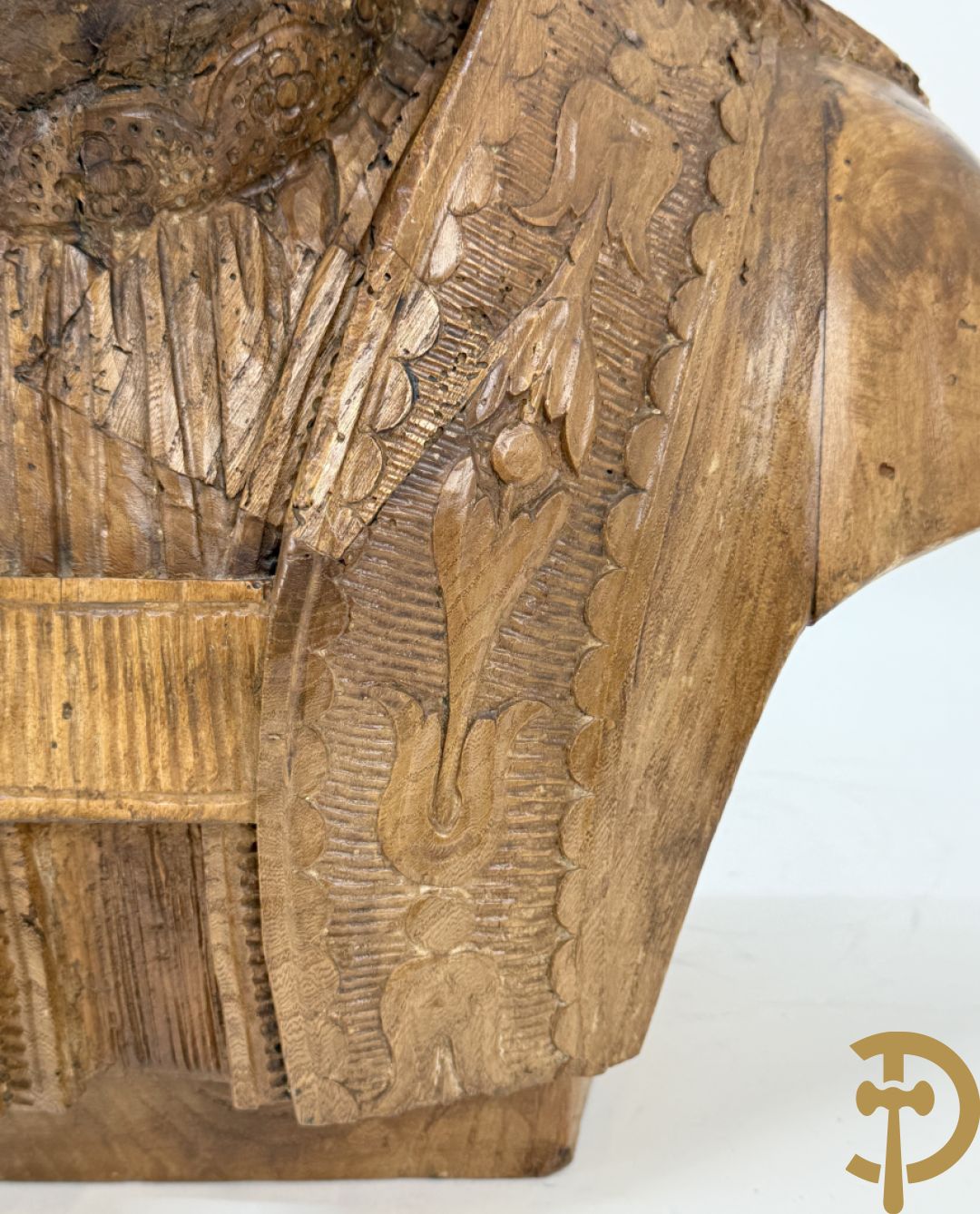 Houtgesculpteerde buste van Sint Elooi