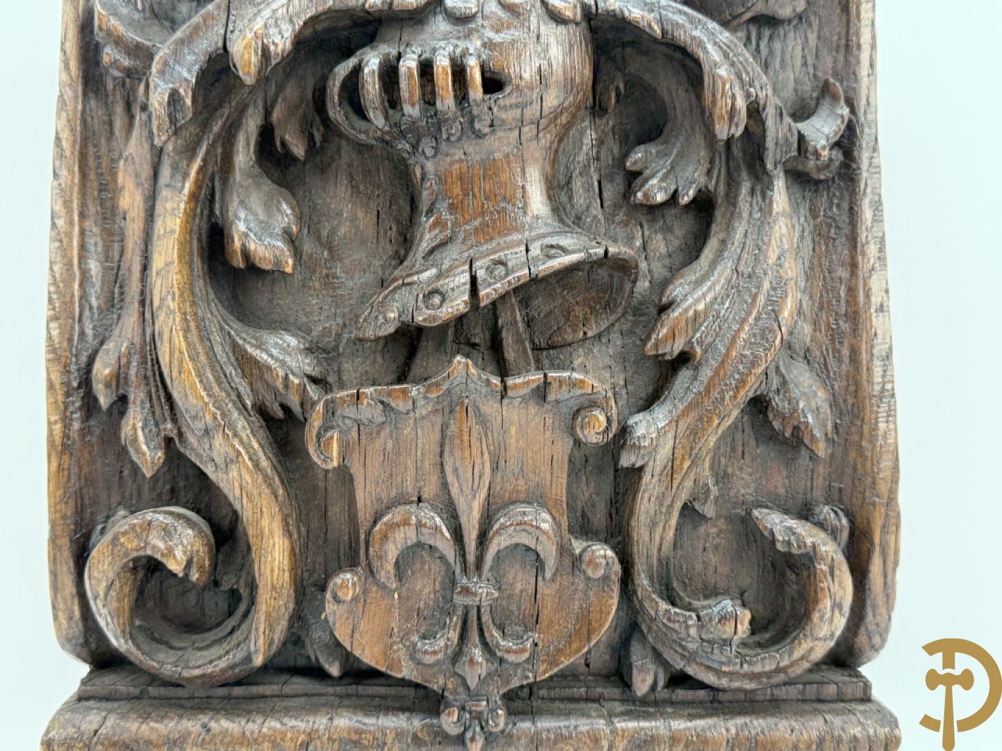 Basrelief met sculptuur van een embleem bezet met hond en harnas + houtsculptuur van heilige Jozef met kind + Madonna