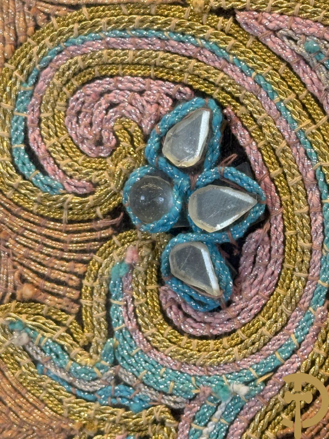 Groot Thais handgemaakt tafereel met boedhistische figuren en paradijsvogel