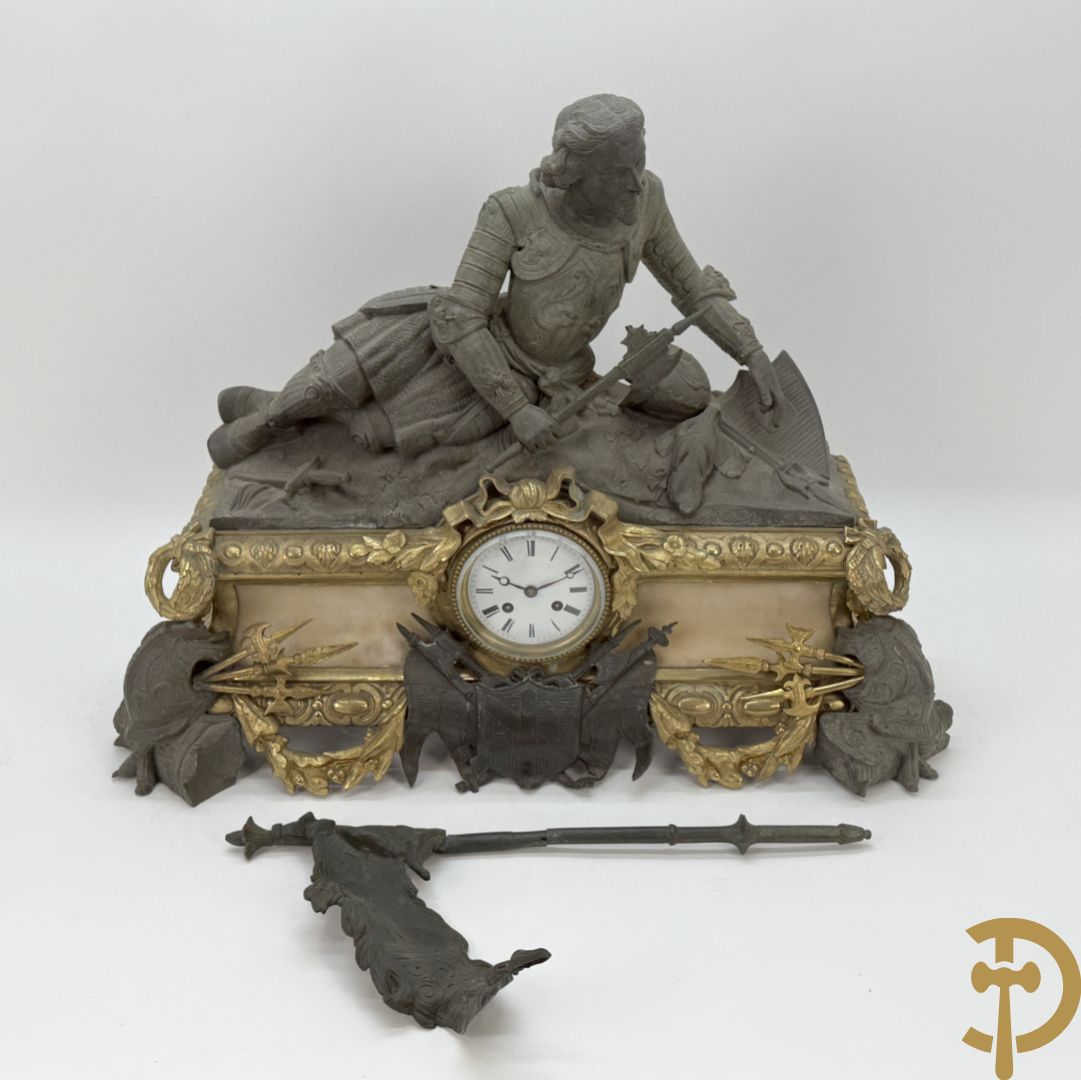 Zamak schouwstuk klok met ridder en Louis XVI motieven bezet