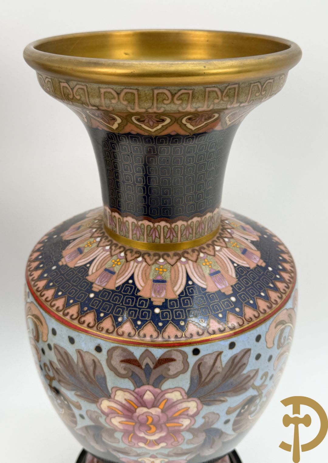 Paar ballustervormige cloisonévazen met decor van vogels en bloemen - op houten sokkel + paar kleine cloisonévazen met vogel en bloemendecor - op houten sokkel