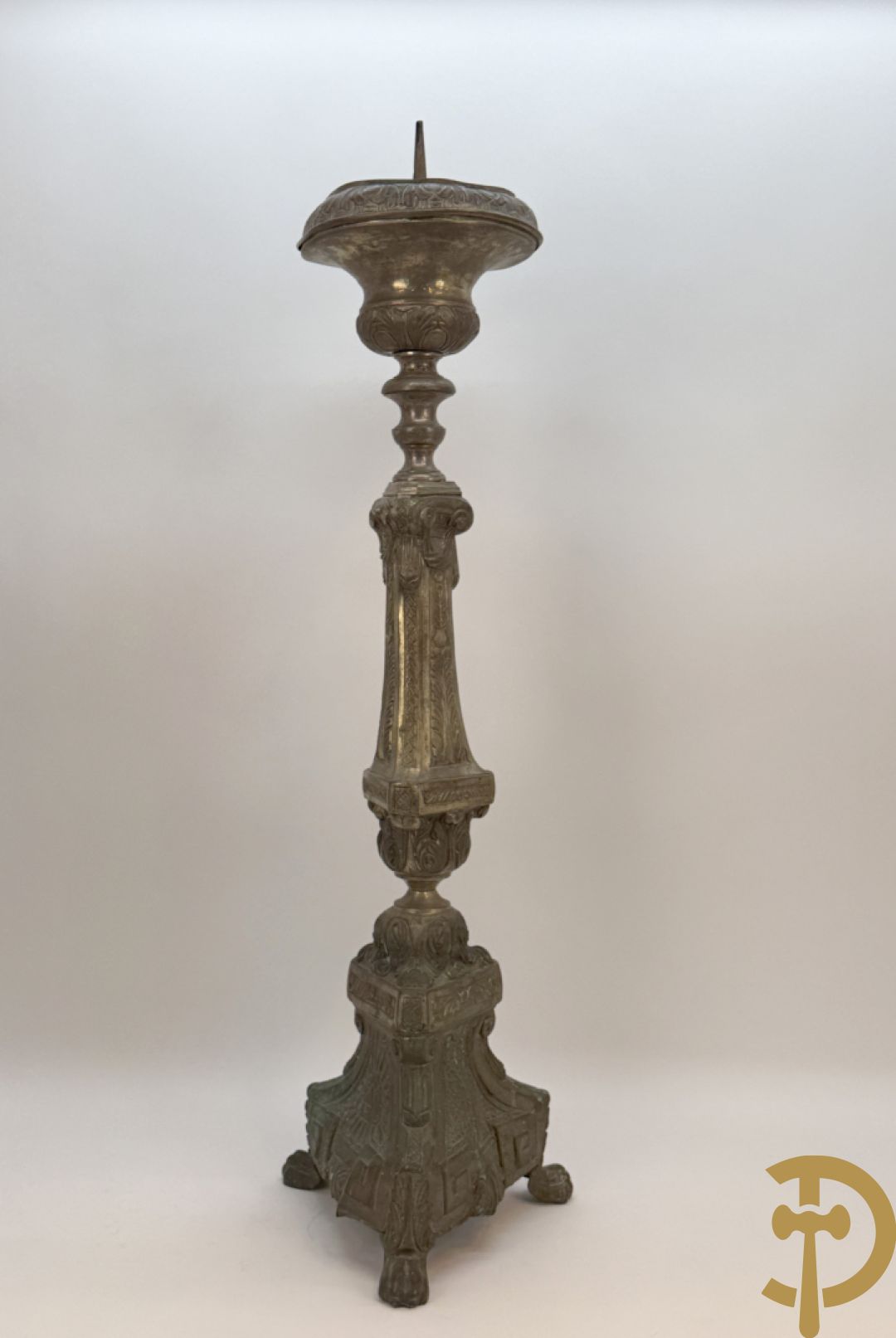 Religieuse kerkkandelaar met afbeeldingen aan de voet