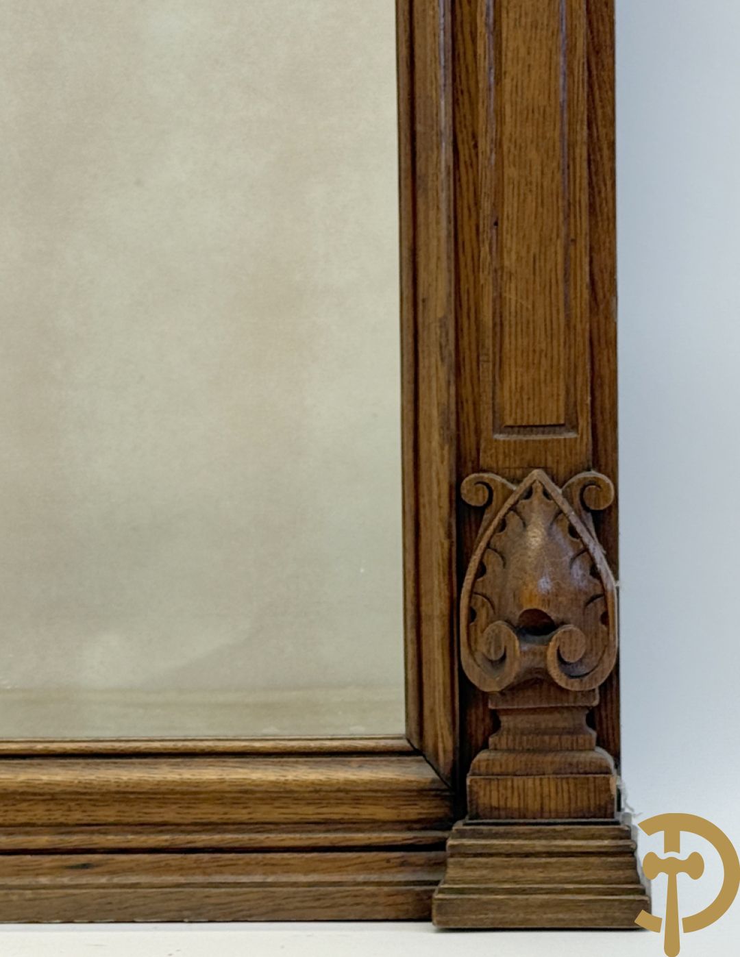 Massief eiken spiegel met knorrenlijst, hermen en Neo Renaissance sculptuur