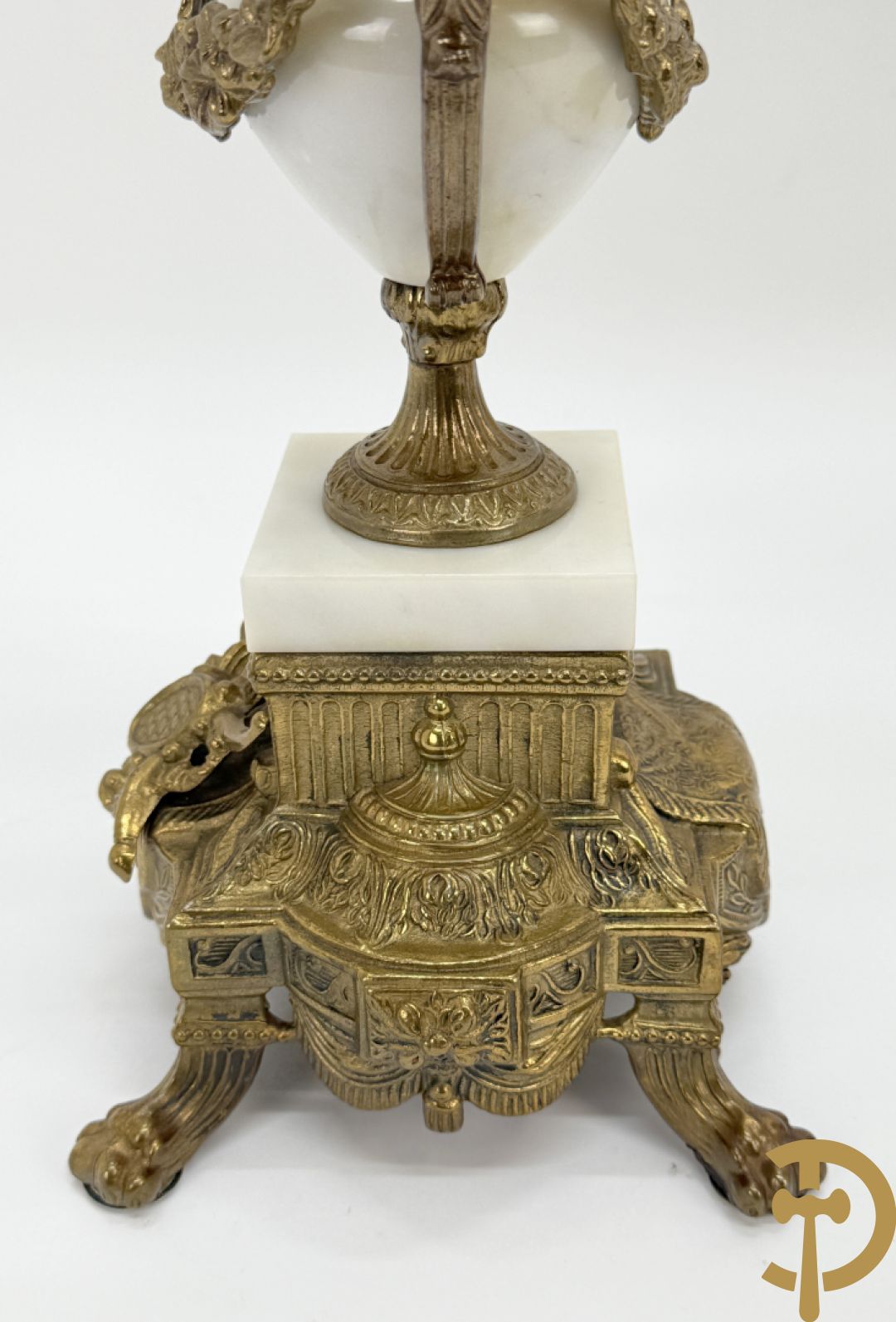 Driedelige koperen garnituur, centraal met harp geflankeerd door paar cupido