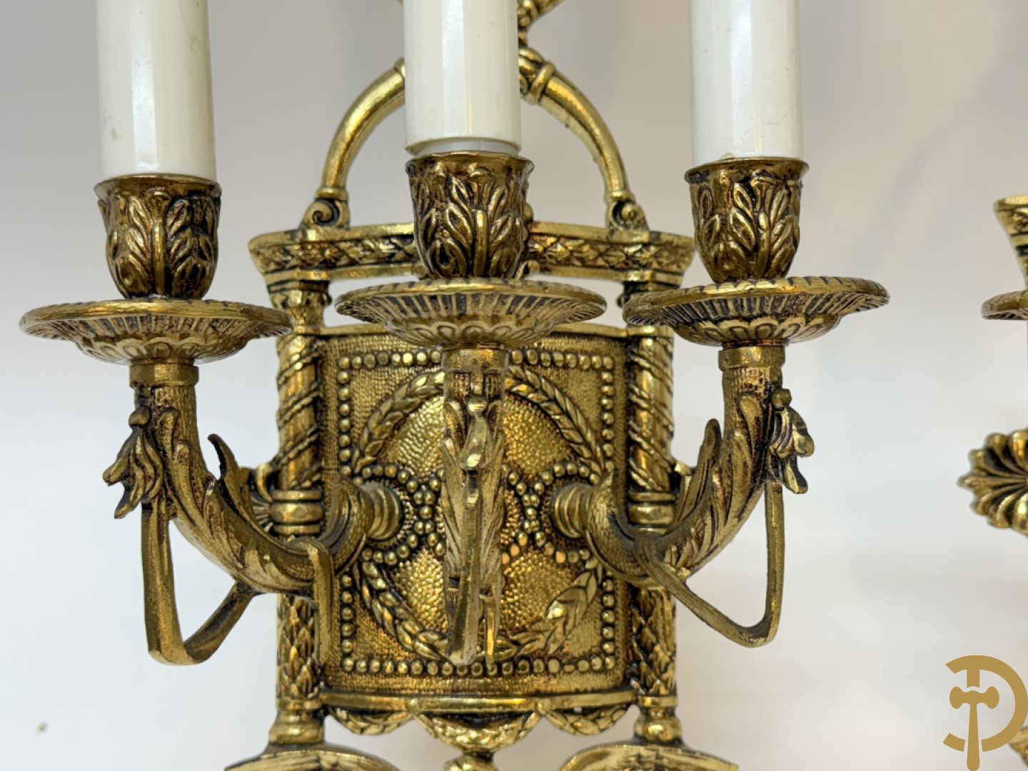 Bronzen vergulde luchter met gevleugelde fee en 12 armen + paar 3 armige applieken