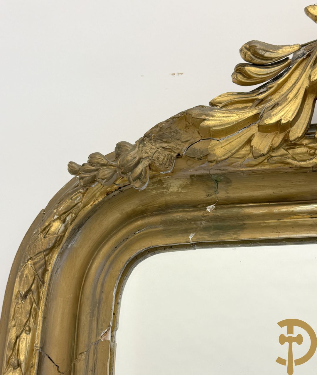 Grote vergulde hall spiegel bezet met troffee van cupido