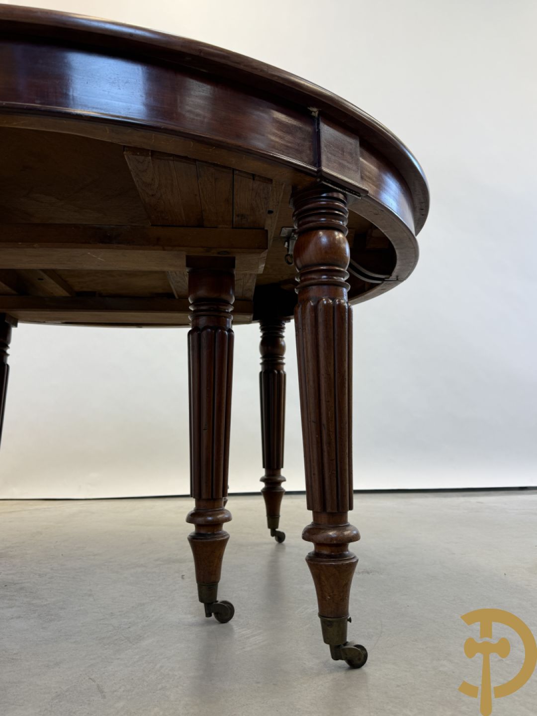 Mahoniehouten uittrekbare coulissetafel op 8 poten (met extra verlengstuk)