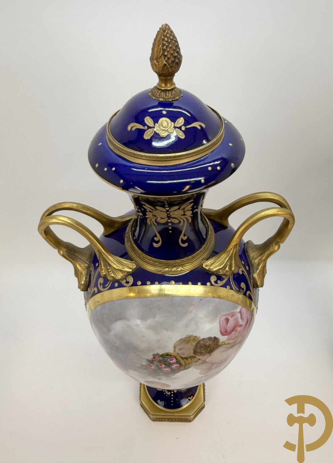 Paar Sèvres stijl vazen met bronzen oren en éénzijdig decor van cupido