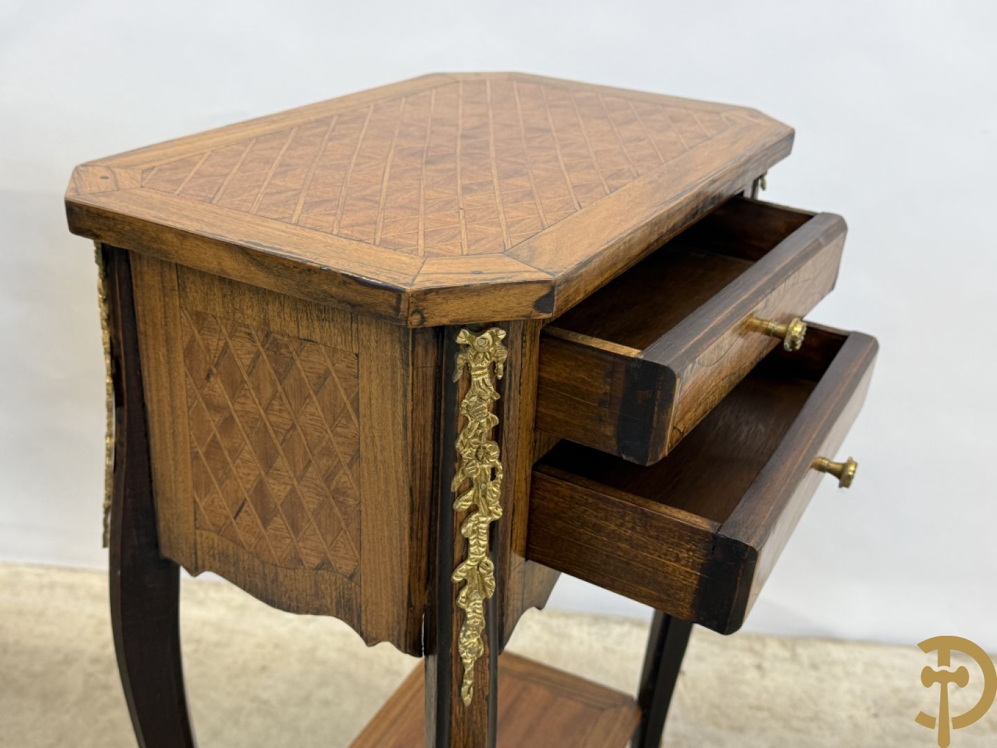 Paar notelaren bijzettafels met 2 lades en étagère, bovenaan met geparketteerd blad