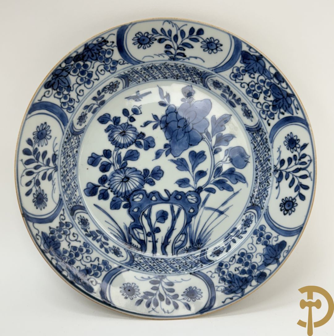 Acht Chinese porseleinen blauw/wit bordjes met bloemendecor, Kangxi