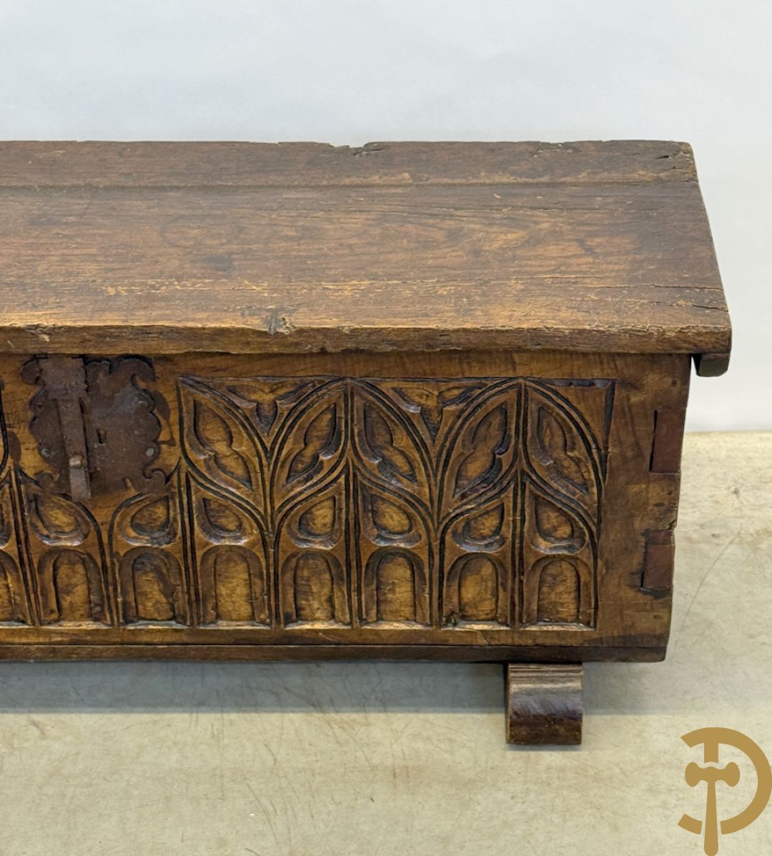 Spaanse rustieke koffer met ijzersmeedwerk en gotische ornamenten